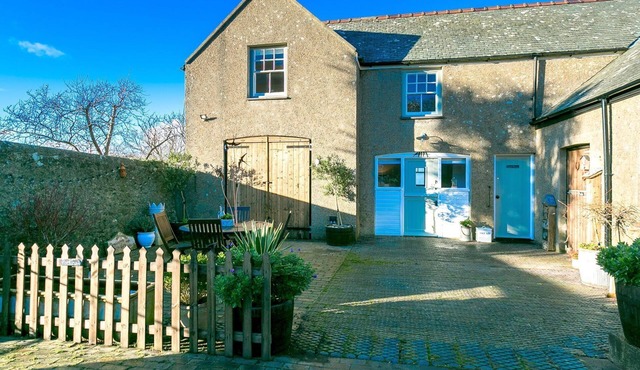 The Coach House - a dog that sleeps 4 guests in 2 bedrooms