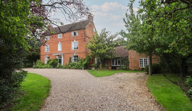 THE COACH HOUSE APARTMENT, romantic, with a garden in Bredon