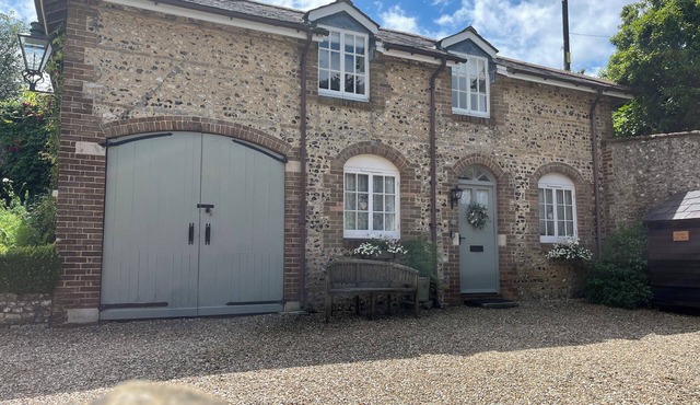 THE COACH HOUSE AT LACKINGTON FARM, with open fire in Piddletrenthide