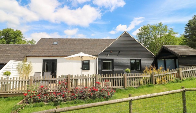 THE COACH HOUSE, BANK TOP FARM, with hot tub in Ashbourne