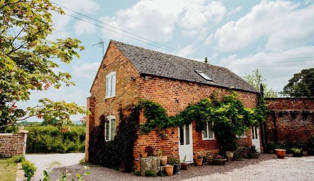 THE COACH HOUSE BARN, pet friendly, with a garden in Dorrington