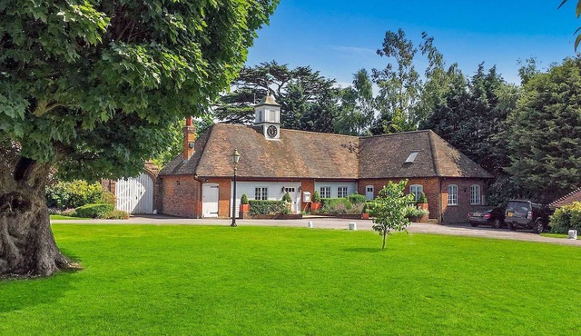 The Coach House by Bloom Stays - a holiday let that sleeps 12 guests in 6 bedrooms