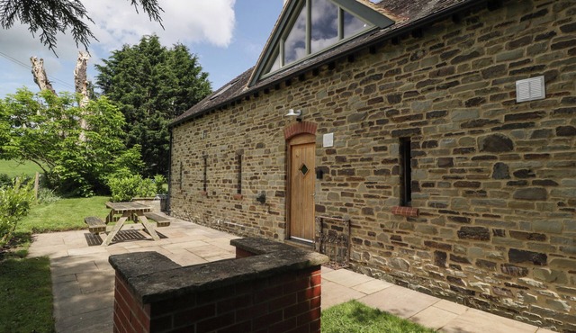 THE COACH HOUSE, character holiday cottage, with open fire in Ludlow
