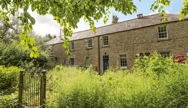 THE COACH HOUSE, character holiday cottage in Chirnside
