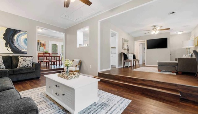 The Coach House-Cozy 3BR in Town