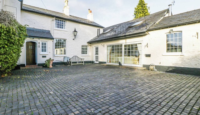 THE COACH HOUSE, family friendly, with a garden in Abergavenny