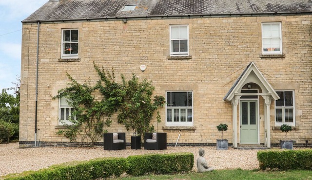 THE COACH HOUSE, family friendly, with pool in Burton Coggles