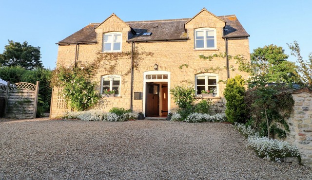 THE COACH HOUSE, family friendly, with a garden in Barrowden