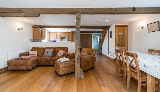 The Coach House - Farmhouse with Private Reservoir & Lake - Sleeps 4