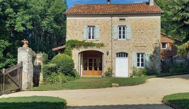 The Coach House-3 Bed-2 Bath-Garden-PetsOK-FreeP