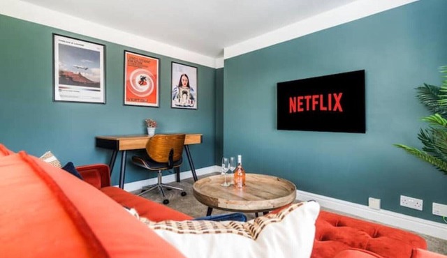 The Coach House, 3 bed apartment with free off-street parking in Ellesmere Port