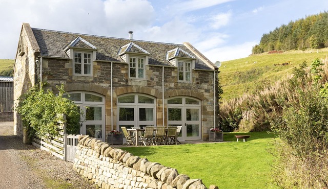 The Coach House, Pentland Hills - Sleeping 6 Guests in 3 Bedrooms, Dog Friendly