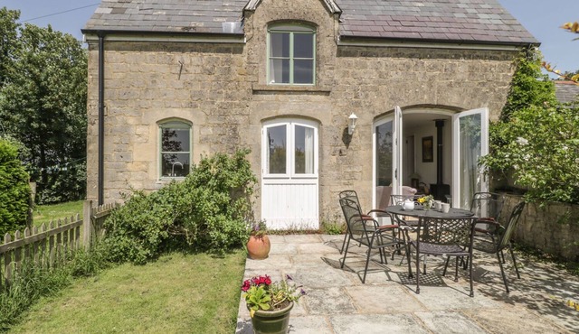 THE COACH HOUSE, pet friendly, character holiday cottage in Wells