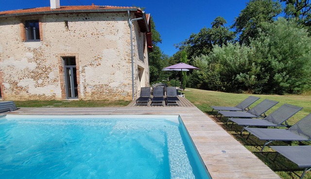 The coach-house of Castle Portos, Airconditioning, own heated swimming pool, 14p