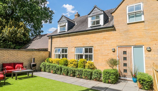 THE COACH HOUSE, pet friendly, with a garden in Castle Cary