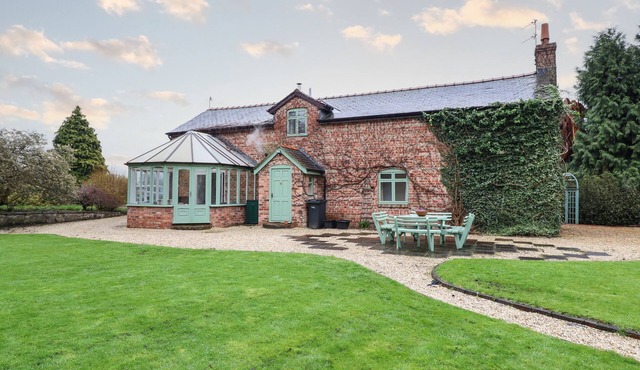 THE COACH HOUSE, pet friendly, with hot tub in Llanymynech