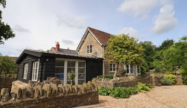 THE COACH HOUSE, pet friendly, with pool in Ross-On-Wye