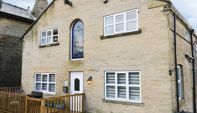 THE COACH HOUSE, pet friendly in Thornton, West Yorkshire