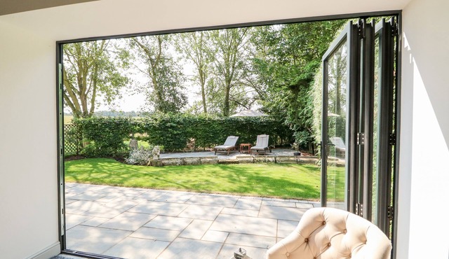 THE COACH HOUSE, pet friendly, with a garden in Leasingham