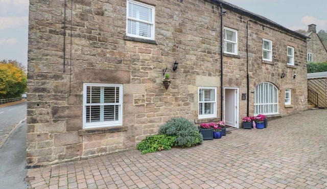 THE COACH HOUSE, pet friendly, character holiday cottage in Holloway