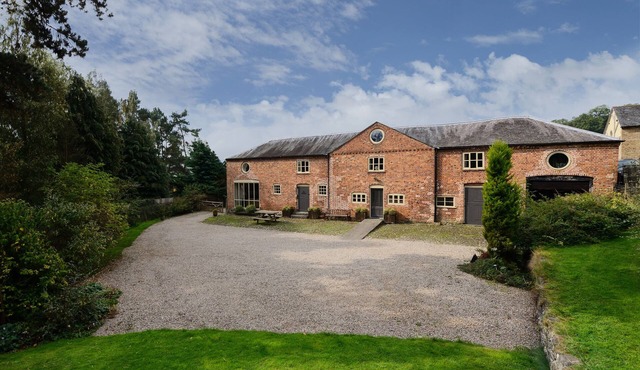 THE COACH HOUSE, pet friendly, with hot tub in Llanyblodwel