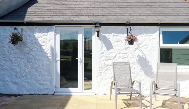 THE COACH HOUSE, pet friendly, character holiday cottage in Redruth