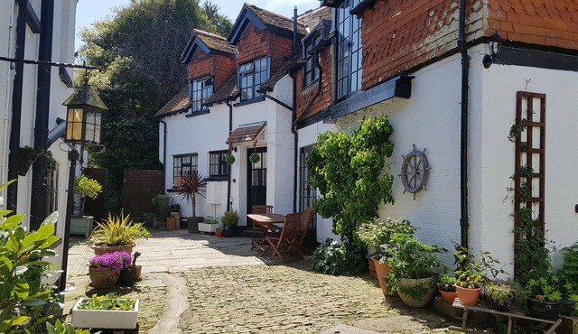 THE COACH HOUSE, pet friendly, with hot tub in Newport, Isle Of Wight