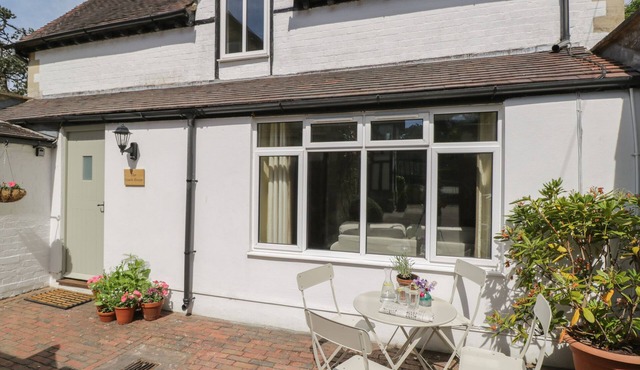 THE COACH HOUSE, pet friendly, with open fire in Minchinhampton