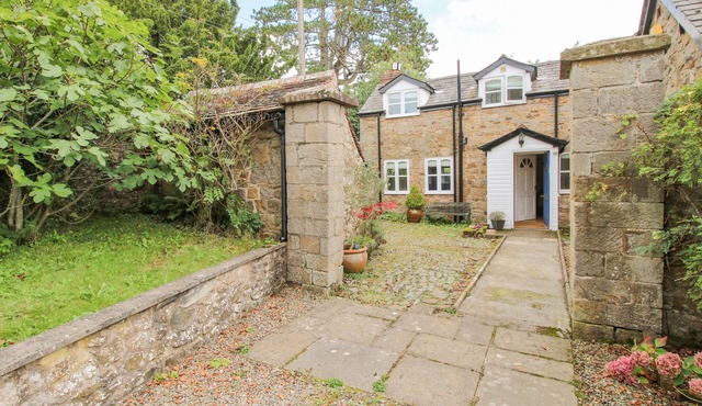 THE COACH HOUSE, pet friendly, character holiday cottage in Knowbury