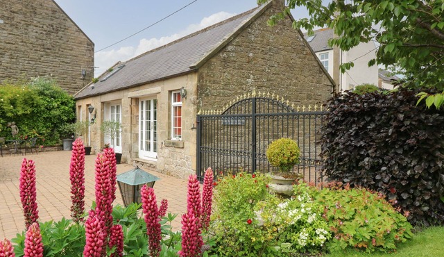 THE COACH HOUSE, pet friendly in Chirnside