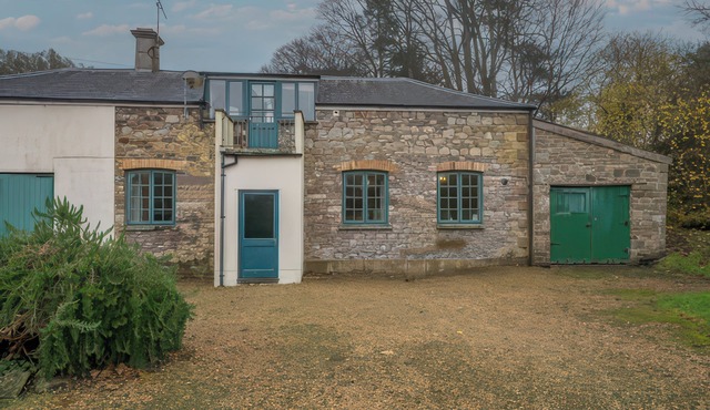 THE COACH HOUSE, pet friendly, character holiday cottage in Gilwern