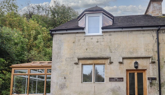 THE COACH HOUSE, pet friendly, with open fire in Brockworth