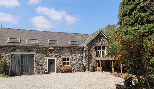 THE COACH HOUSE, pet friendly, with open fire in Llangollen