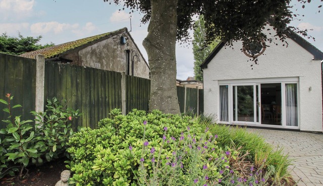 THE COACH HOUSE, pet friendly, with a garden in Baldwin's Gate