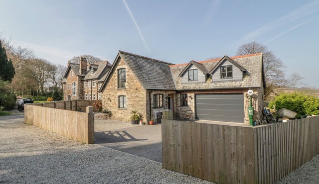 THE COACH HOUSE, pet friendly, with a garden in St Columb Major