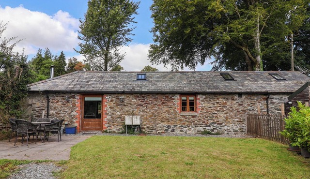 THE COACH HOUSE, pet friendly, character holiday cottage in Gulworthy