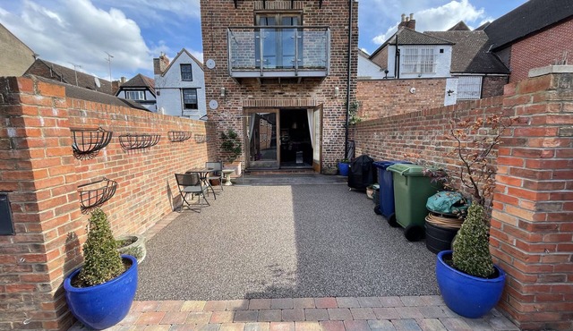 THE COACH HOUSE, pet friendly, with a garden in Tewkesbury