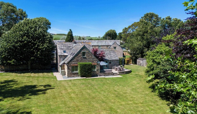 THE COACH HOUSE, pet friendly, character holiday cottage in Padstow