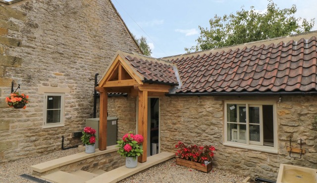THE COACH HOUSE, romantic, luxury holiday cottage in Levisham