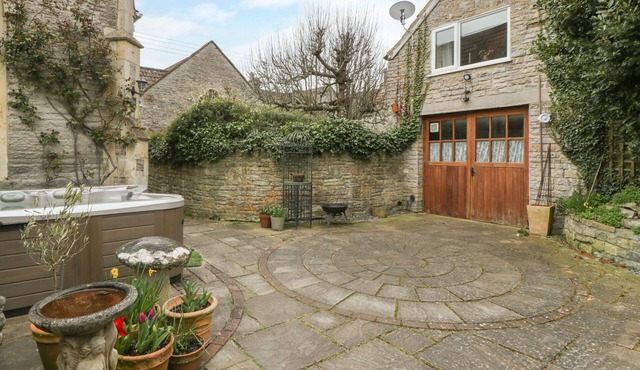 THE COACH HOUSE, romantic, character holiday cottage in Charlton Adam