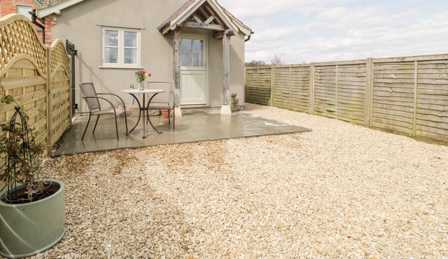 THE COAL HOUSE AT MENDIP VIEW, with a garden in Wedmore