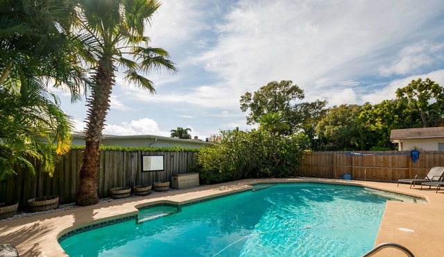 The Coastal Cutie! Pool, Hot Tub, 5-10 Mins to Beautiful Gulf Beaches!