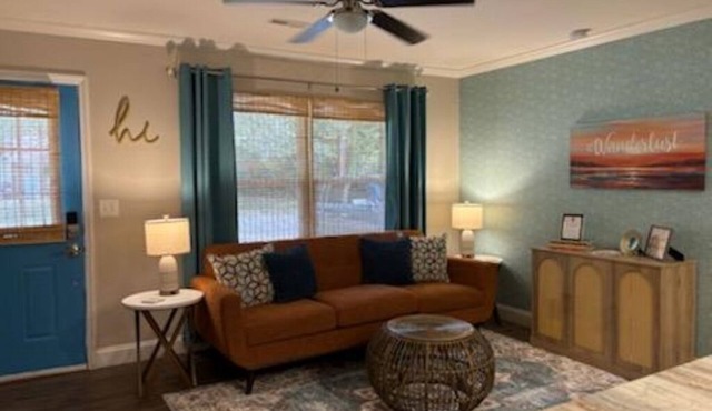 The Coastal Haven/King Bed/WIFI/Near Shopping & Dining