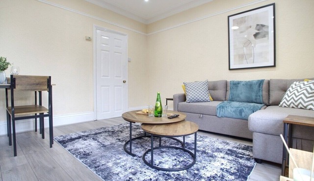 The Coastal Retreat- Stylish 2BR in Morecambe
