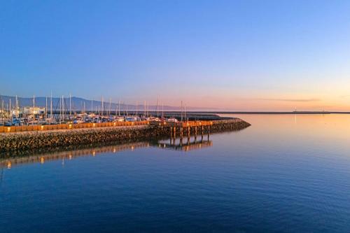 The Coastal Retreat Scenic Harbor Ocean Views Walk to Beach Restaurants