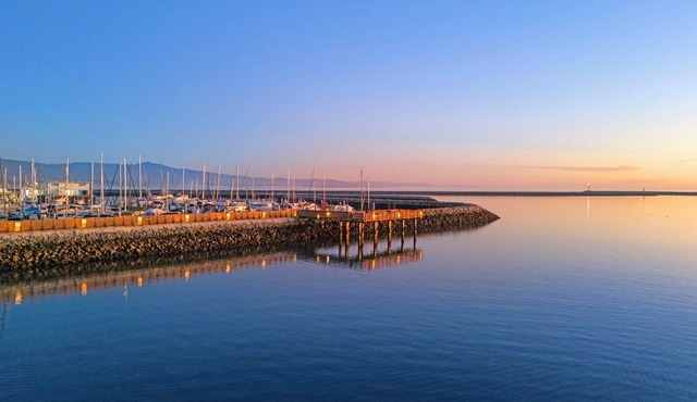 The Coastal Retreat, Scenic Harbor, Ocean Views, Walk to Beach, Restaurants