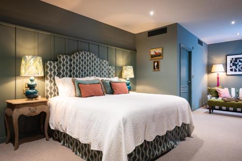 The Coat and Bear - A Heartwood Inn