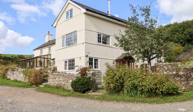 THE COBBLES, pet friendly, character holiday cottage in Bere Alston