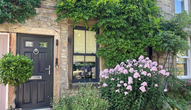 THE COBBLES, pet friendly, character holiday cottage in Grassington