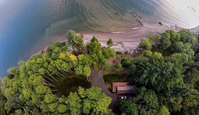 The Coho Cabin is located at the historic fishing town of Pillar Rock.